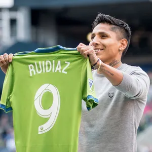 Raul Ruidiaz No. 9 Green Jersey Wallpaper