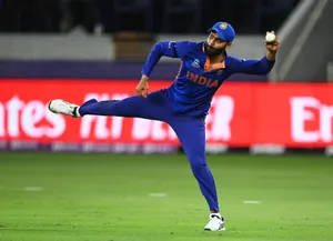 Ravindra Jadeja Throwing A Ball Wallpaper