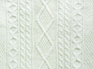 Recurring Diamond Pattern White Knit Sweater Wallpaper