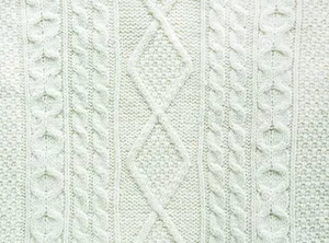 Recurring Diamond Pattern White Knit Sweater Wallpaper