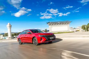 Red Dongfeng Aeolus Yixuan Speeding Wallpaper