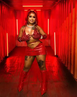 Red Fashion Statement Stunna Girl Wallpaper