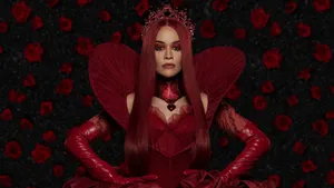 Red Queens Regal Look Wallpaper