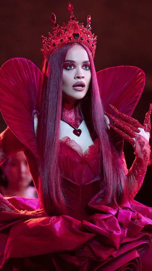 Red Queens Regal Look Wallpaper