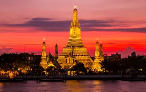 Red Sky In Wat Arun Wallpaper