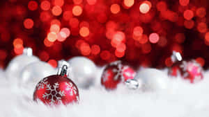 Redand White Christmas Baubles Wallpaper