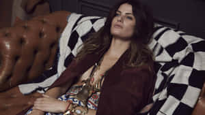 Regally Poised Isabeli Fontana Wallpaper