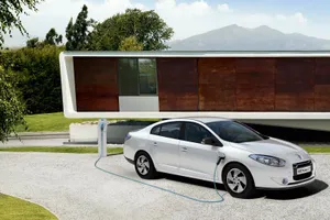 Renault Fluence In A Stunning Urban Setting Wallpaper