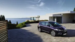 Renault Scenic Luxury Driveway Sea View Wallpaper