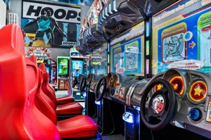 Retro Arcade Gaming Atmosphere Wallpaper