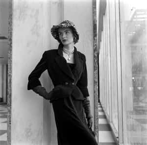 Retro Glam - Charming Throwback To The Fashion Of Yore Wallpaper