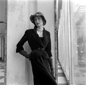 Retro Glam - Charming Throwback To The Fashion Of Yore Wallpaper