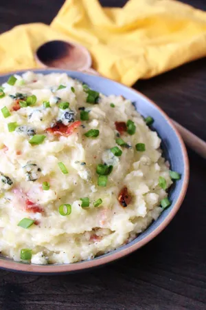 Rich Blue Cheese Wheel Aged And Crumbly Texture Wallpaper