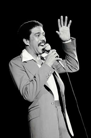 Richard Pryor On Stage - The Light Of Comedy Wallpaper
