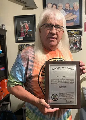 Ricky Morton Holding Award Certificate Wallpaper