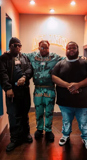 Rio Da Yung Og With Friends Wallpaper