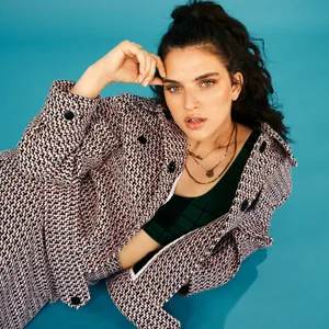 Rising Pop Sensation Mae Muller Live Performance Wallpaper