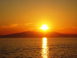 Rising Sun In The Sea Wallpaper