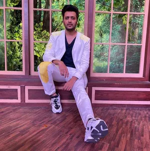 Riteish Deshmukh White Outfit Cool Sneakers Wallpaper