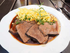 Roast Beefwith Spaetzleand Gravy Wallpaper