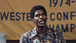 Robert Parish Young Basketball Player Wallpaper