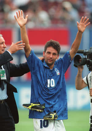 Roberto Baggio Acknowledging Crowd Number10 Wallpaper