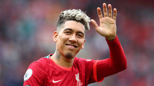 Roberto Firmino Waving To Audience Wallpaper