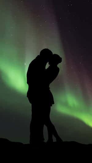 Romantic Couple Aurora Borealis Kiss Wallpaper