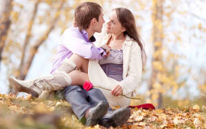 Romantic Love In Fall Season Wallpaper