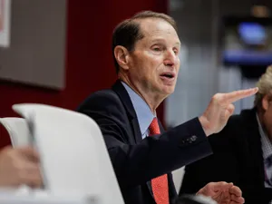 Ron Wyden Raising Right Hand Wallpaper