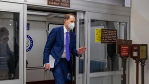 Ron Wyden Wearing A Face Mask Wallpaper