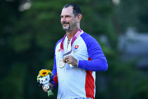 Rory Sabbatini Holding Silver Medal Wallpaper