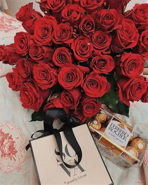 Rose Bouquet, Gift, Chocolate Aesthetic Valentine's Day Wallpaper