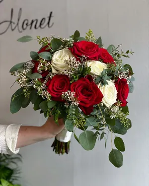 Roses And Candles On Wedding Table Wallpaper