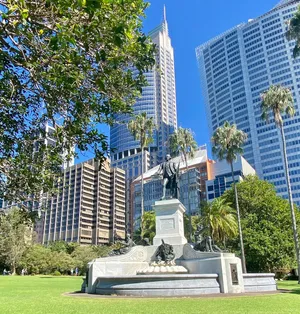 Royal Botanic Garden Sydney Statueand Skyscrapers Wallpaper