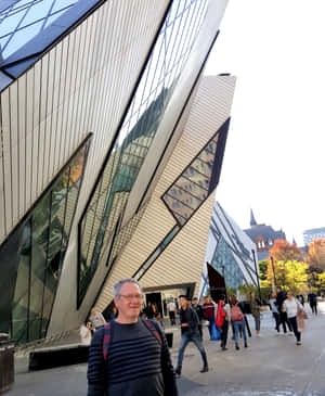 Royal Ontario Museum Exteriorwith Visitors Wallpaper