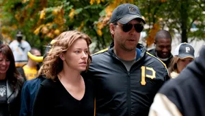 Russell Crowe Elizabeth Banks Wallpaper