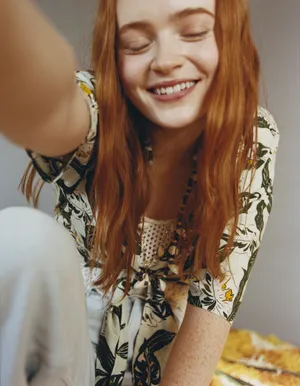 Sadie Sink Charming Selfie Wallpaper