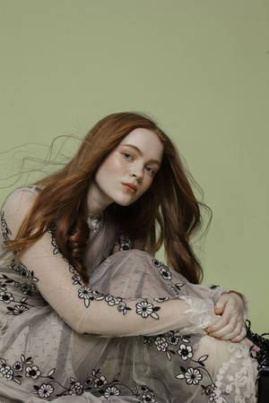 Sadie Sink In Flowery Lace Dress Wallpaper