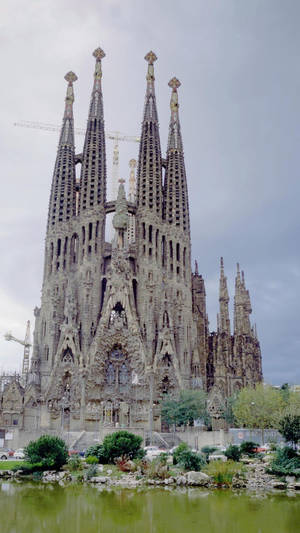 Sagrada Familia Phone Pond Wallpaper