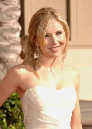 Sarah Chalke Posing Elegantly In A Photoshoot Wallpaper