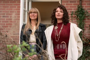 Sarah Chalke Radiating Elegance In A Stunning Photoshoot Wallpaper