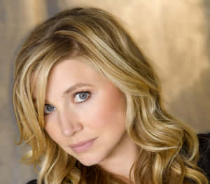 Sarah Chalke Smiling Radiantly Wallpaper