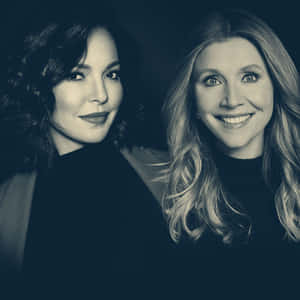 Sarah Chalke Striking A Pose Wallpaper