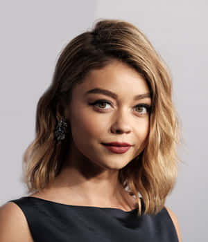 Sarah Hyland Glowing At An Event Wallpaper