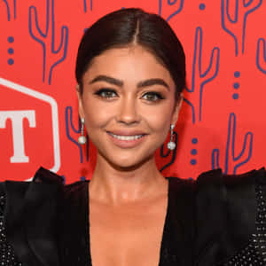 Sarah Hyland Posing Elegantly At An Event Wallpaper