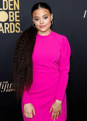 Sarah Jeffery Golden Globe Awards Pink Dress Wallpaper