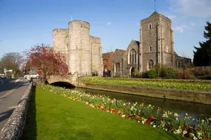 Scenic View Of The Historic Canterbury Cityscape With Magnificent Cathedral Wallpaper