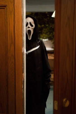 Scream Ghostface Behind Door Wallpaper