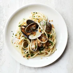 Scrumptious Spaghetti Alla Vongole Served With Crispy Bread Crumbs Wallpaper